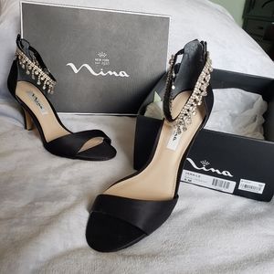 Nina Vera Strap Sandals in black Satin